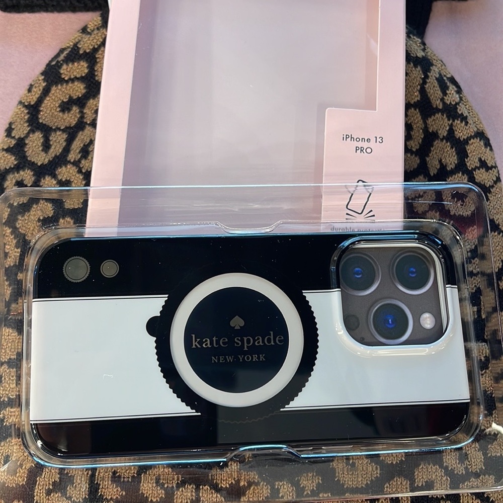 Kate Spade New York 
Logo iPhone 13
 iPhone 13 Pro 
iPhone 13 Pro - Picture 15 of 16